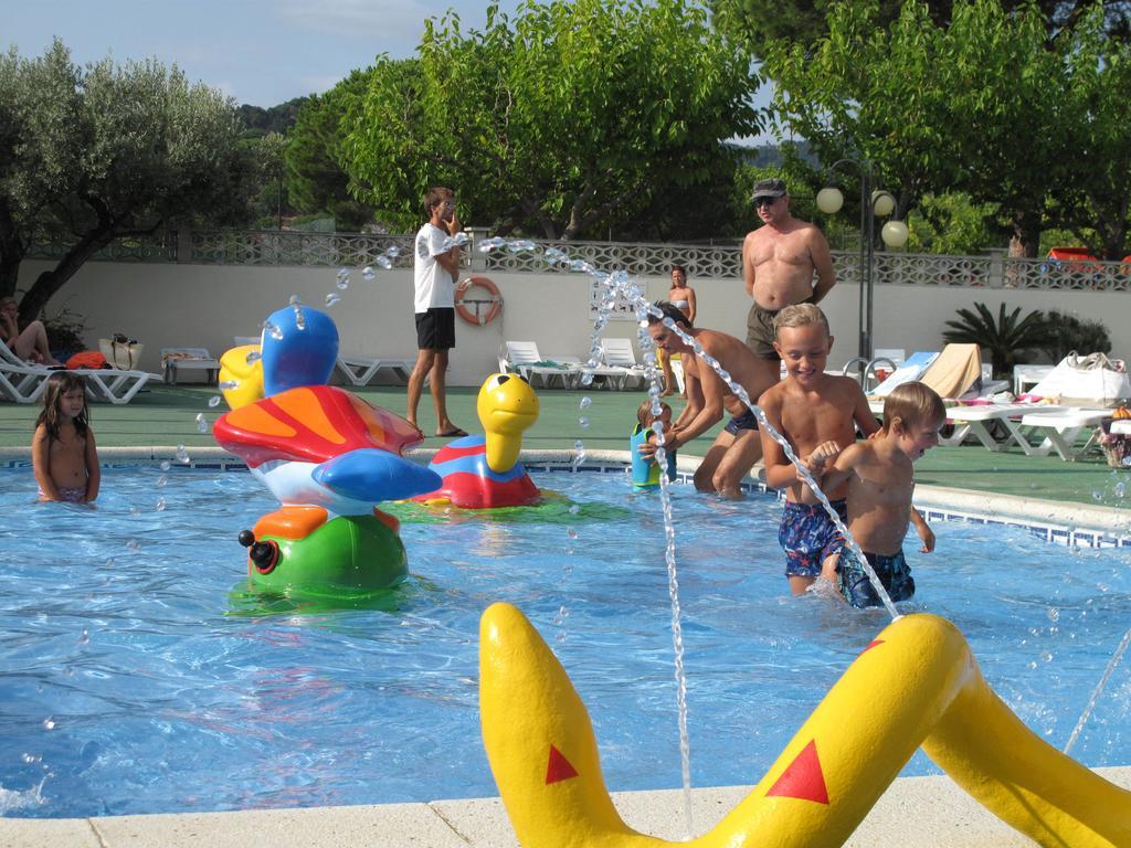 Camping Roca Grossa Hotel Calella Esterno foto